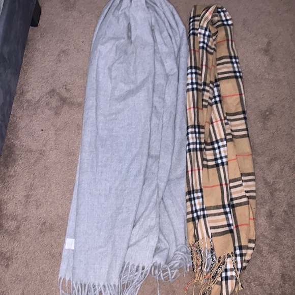 Two scarves - Picture 1 of 4